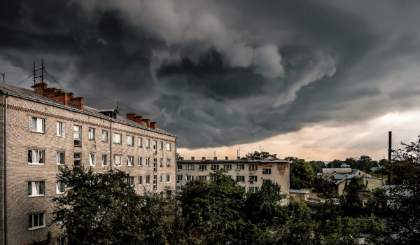 amazing-dark-stormy-tornado-clouds-over-the-apartment-building-in-the-city-stockpack-gettyimages-600x350